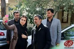 سلفی متفاوت یک شهروند با احمدی نژاد/عکس