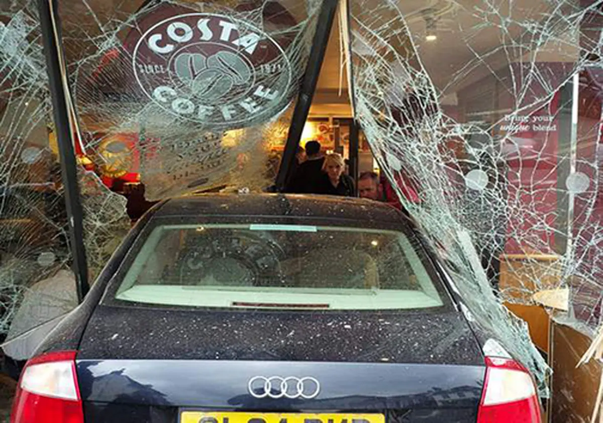 برخورد اتومبیل با یک مغازه + تصاویر