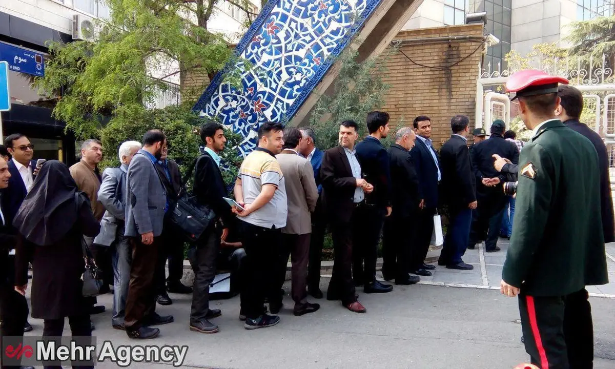 صف متقاضیان ثبت نام در انتخابات ریاست جمهوری/عکس