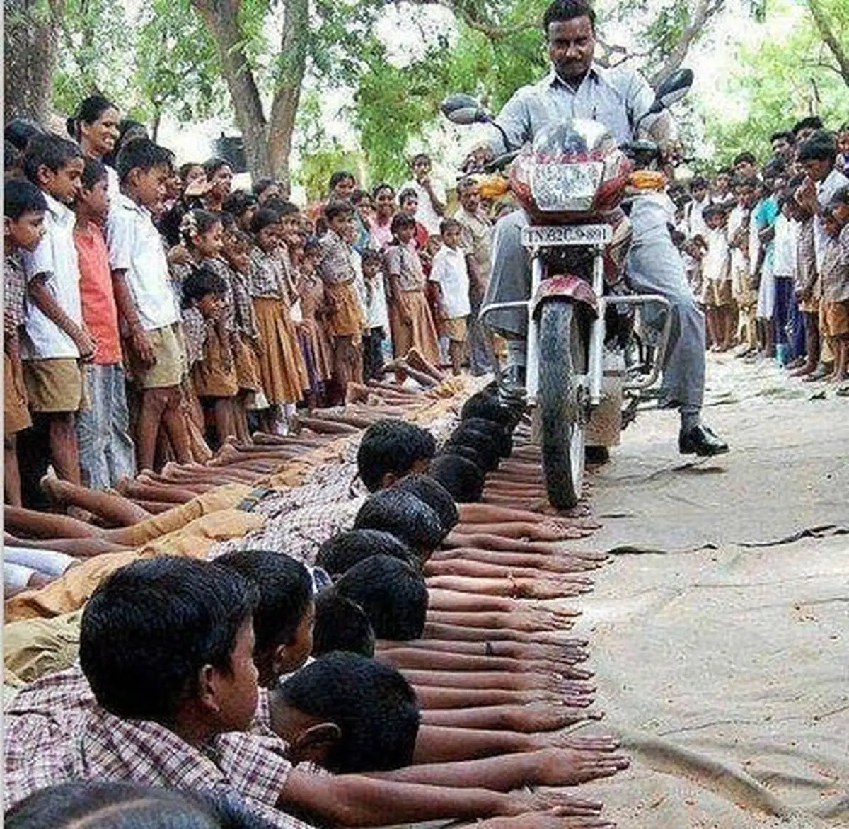 تنبیه وحشتناک یک معلم‌نمای هندی/عکس