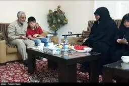 حضور حاج قاسم در منزل شهید ابوحامد/ تصاویر