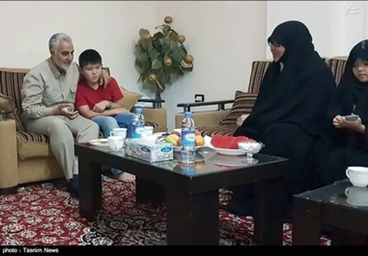 حضور حاج قاسم در منزل شهید ابوحامد/ تصاویر