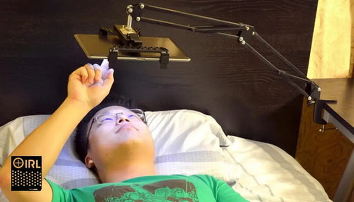 وقت خواب هم از تبلت استفاده کنیم!+عکس