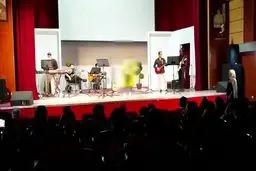 فیلم جنجالی از تک‌خوانی خانم بدون حجاب در شهرداری منطقه ۱۳ تهران