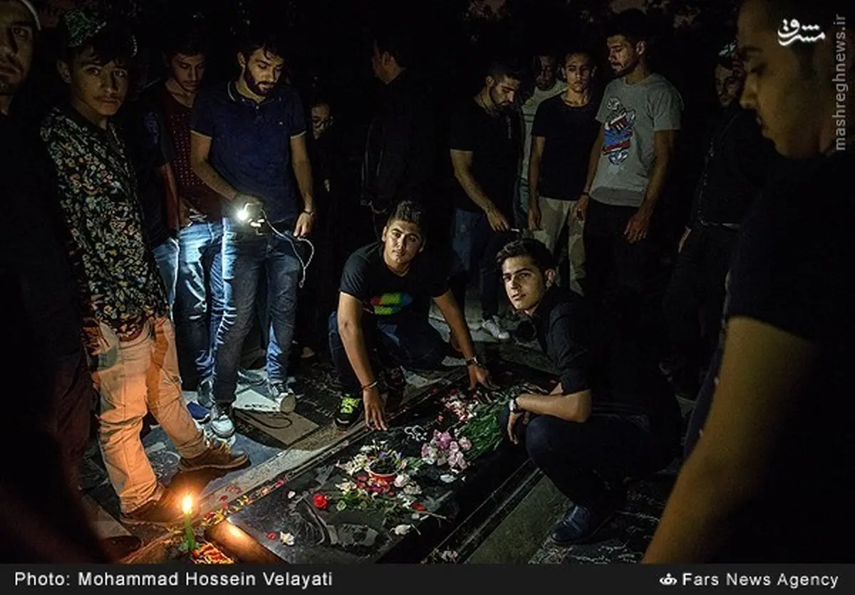 حضور مردم در شب قدر بر مزار مرتضی پاشایی/عکس