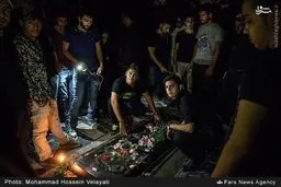 حضور مردم در شب قدر بر مزار مرتضی پاشایی/عکس