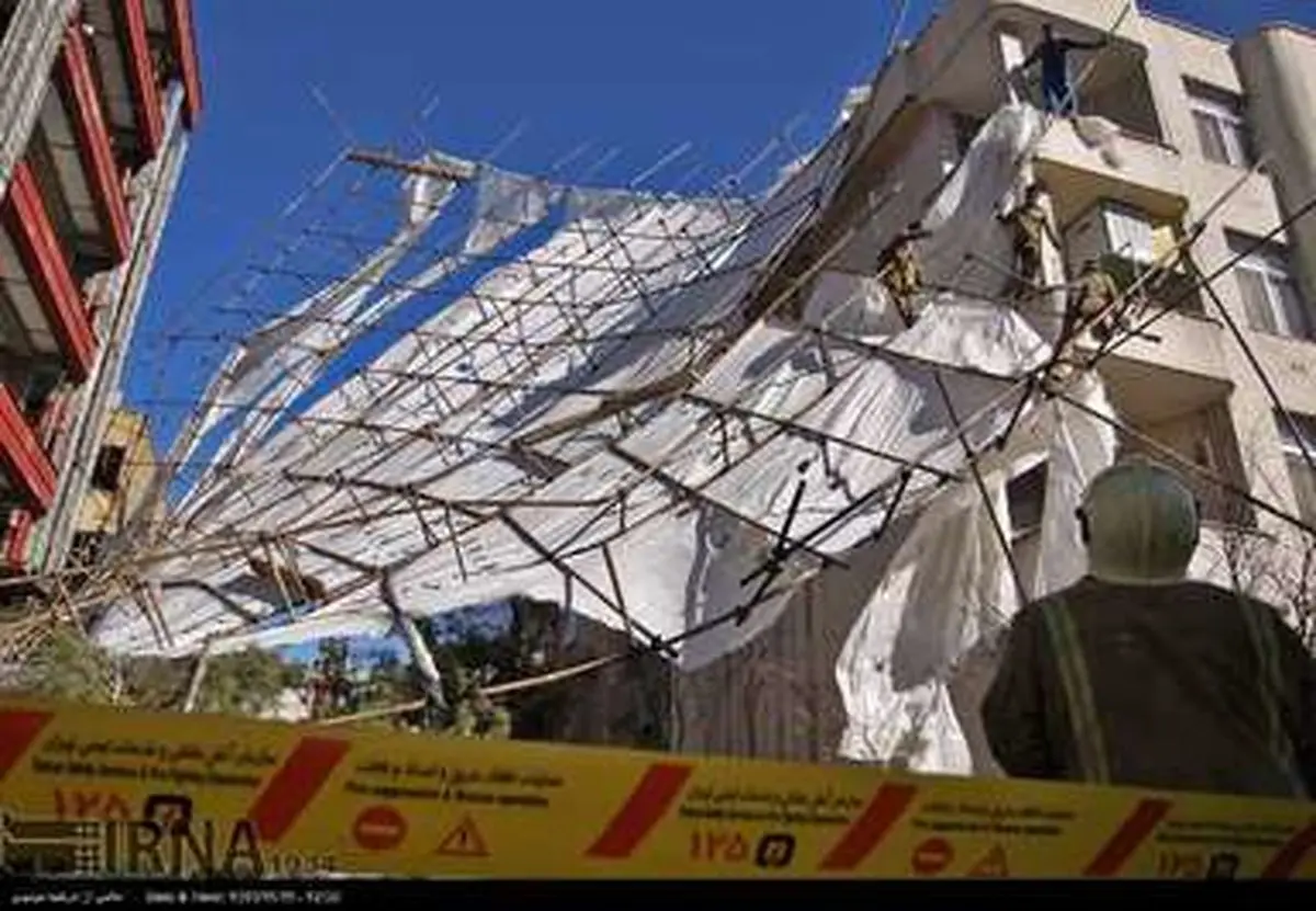 سقوط داربست های فلزی بر اثر وزش باد/تصاویر