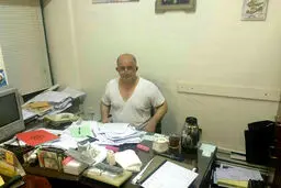 قاضی پور در دفتر کارش/عکس