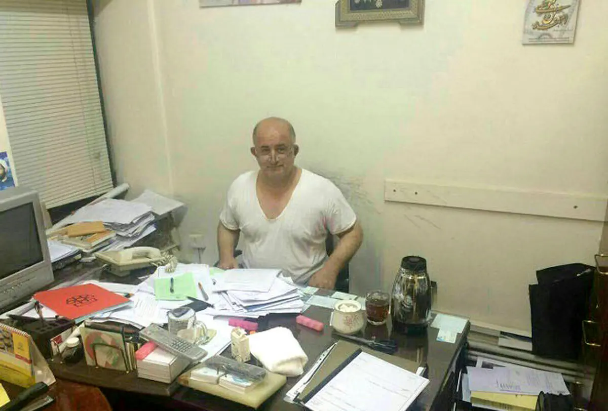 قاضی پور در دفتر کارش/عکس