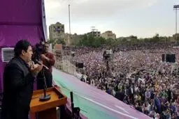 اجرای موسیقی سالار عقیلی در ورزشگاه تختی مشهد/عکس