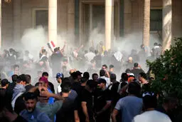 آغاز خروج حامیان صدر از منطقه سبز بغداد/ لغو منع آمد و شد در عراق