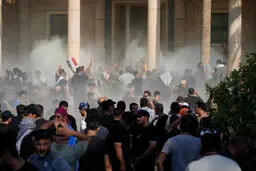 آغاز خروج حامیان صدر از منطقه سبز بغداد/ لغو منع آمد و شد در عراق