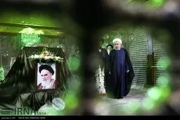 روایت تصویری از تجدید میثاق روحانی و اعضای دولت با امام راحل و شهیدان