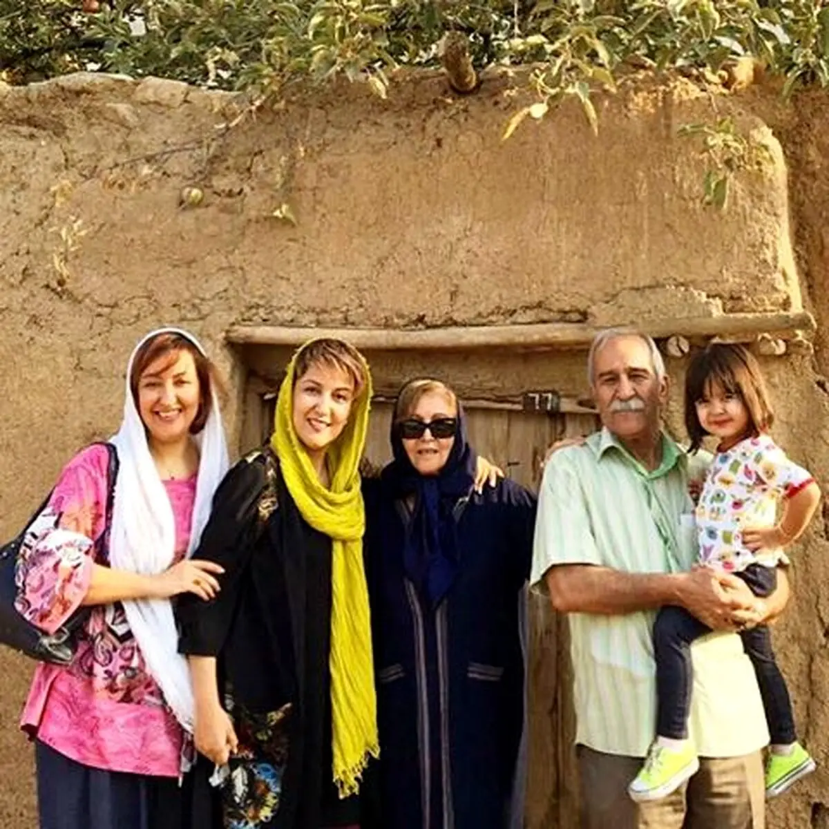 عکس پانته آ بهرام در کنار پدر و مادر و خواهرش