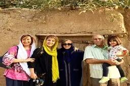 عکس پانته آ بهرام در کنار پدر و مادر و خواهرش
