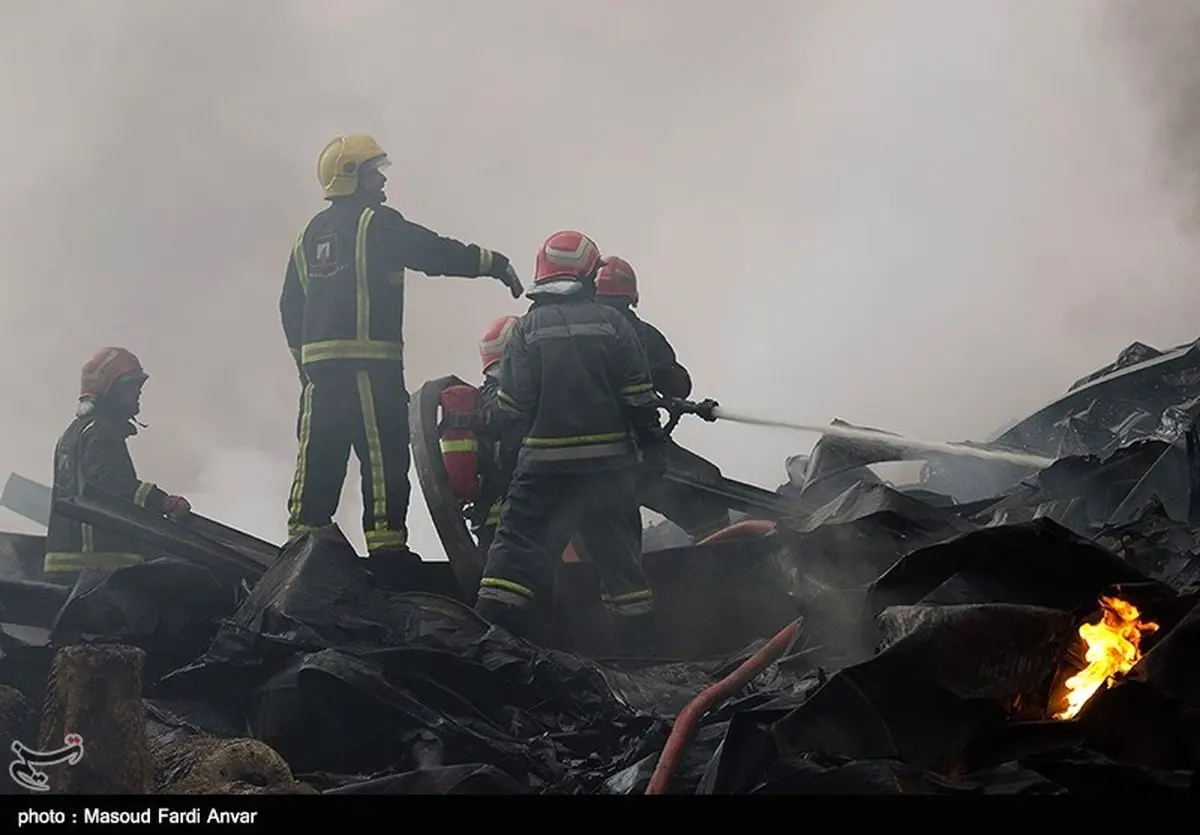 روایت تصاویری از مهار آتش در کارخانه چاپ سلفون