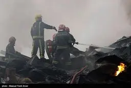 روایت تصاویری از مهار آتش در کارخانه چاپ سلفون