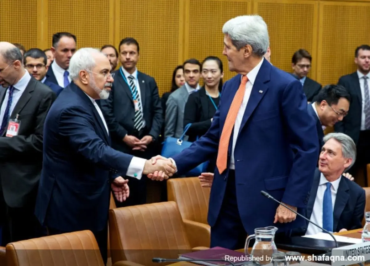 عکسی دیده نشده از مصافحه‌ی ظریف و کری