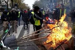 آتش زدن پرچم فرانسه توسط جلیقه زردها / عکس