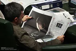 مهدی کوچک زاده در حال مطالعه روزنامه شرق در صحن علنی مجلس/ عکس