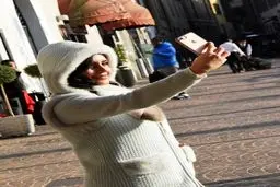 الناز شاکردوست درحال سلفی گرفتن با گوشی گرانقیمتش