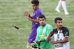 عکس ویژه/ هواداران پرسپولیس، گلر استقلالی را بطری باران کردند!