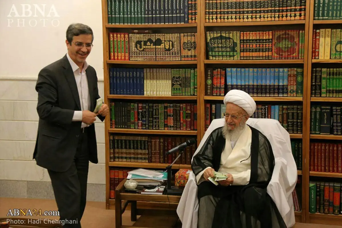 عکس/ عیدی 20 هزار تومانی آیت‌الله مکارم شیرازی به شهردار قم