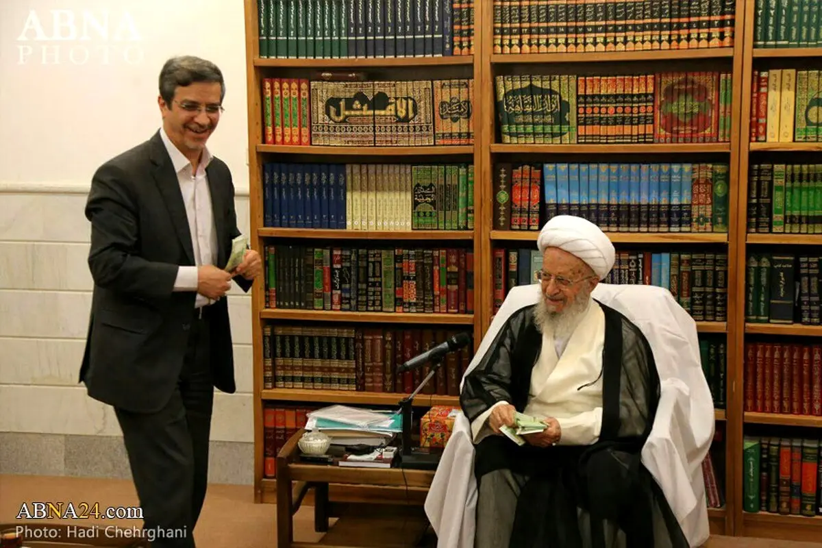 عکس/ عیدی 20 هزار تومانی آیت‌الله مکارم شیرازی به شهردار قم