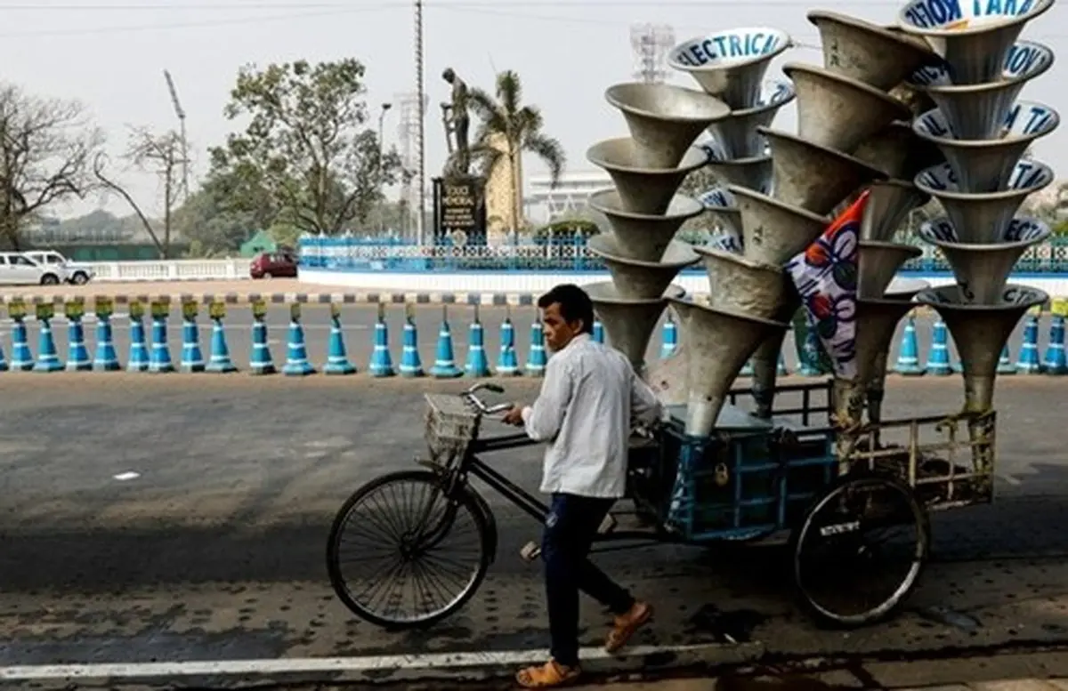 تصویری زیبا از حمل بلندگو در شهر کلکته هند