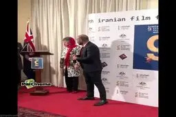 حرکت جالب محسن تنابنده، لحظه دریافت جایزه جشنواره فیلم‌های استرالیا+فیلم