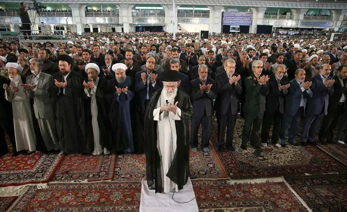 صف اول نماز عید سعید فطر به امامت رهبر انقلاب/عکس