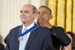 اوباما در حال اعطای نشان آزادی به خواننده آمریکایی/عکس