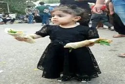 نذری گرفتن از دست این فسقلی واقعا مزه میده / عکس