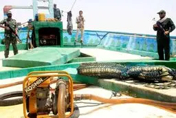توقیف شناور حامل سوخت قاچاق توسط نیروی دریایی سپاه