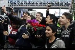 بازار داغ گرفتن عکس سلفی در حاشیه راهپیمایی 22 بهمن /گزارش تصویری
