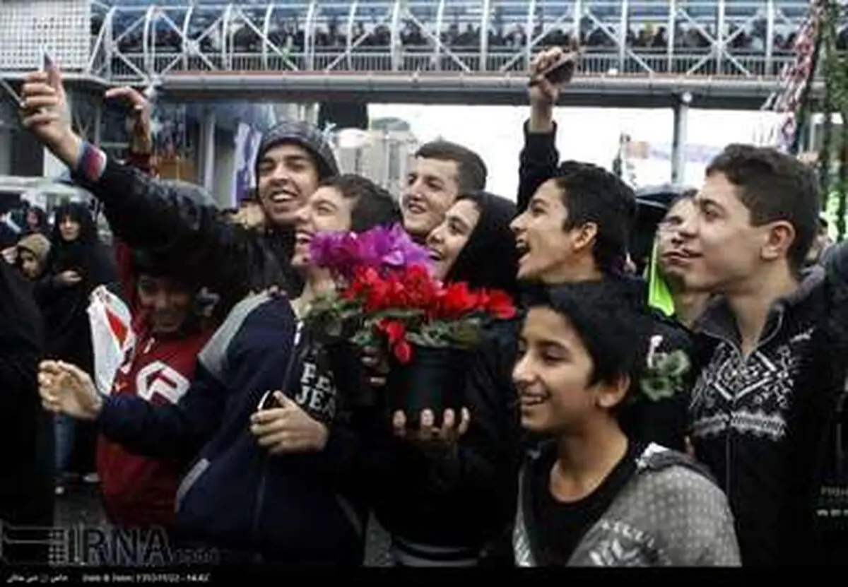 بازار داغ گرفتن عکس سلفی در حاشیه راهپیمایی 22 بهمن /گزارش تصویری