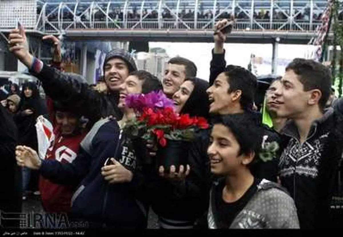 بازار داغ گرفتن عکس سلفی در حاشیه راهپیمایی 22 بهمن /گزارش تصویری