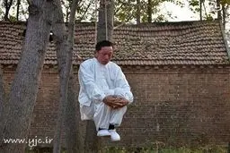 عکس/ مردی که هر روزخودش را دار می‌زند