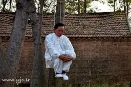 عکس/ مردی که هر روزخودش را دار می‌زند