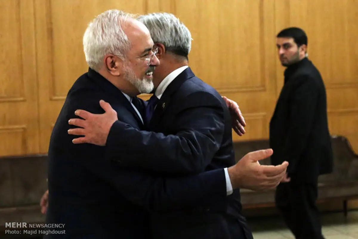 وزیر خارجه قزاقستان در آغوش ظریف/عکس