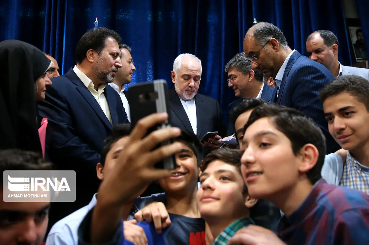 عکس: سلفی دانش آموزان با وزیر امور خارجه