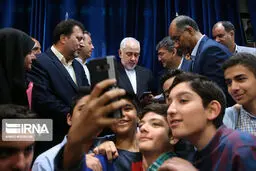 عکس: سلفی دانش آموزان با وزیر امور خارجه