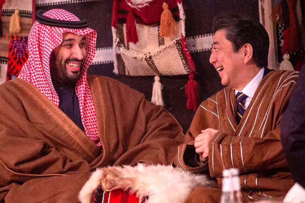 عکس / شینزو آبه با لباس سنتی در کنار محمد بن سلمان