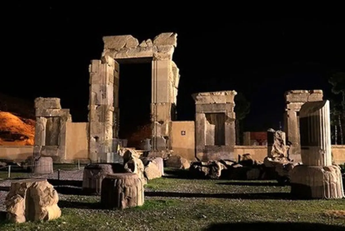 شکوه تخت جمشید در شب +عکس‌ها