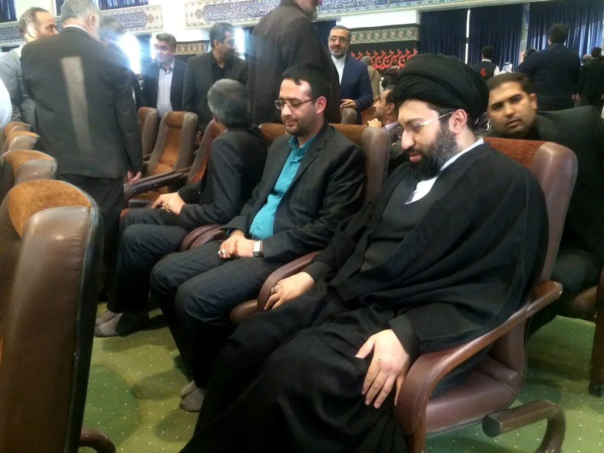 تصویری از فرزند رهبر انقلاب در مراسم ترحیم پدر سردار سلیمانی/عکس