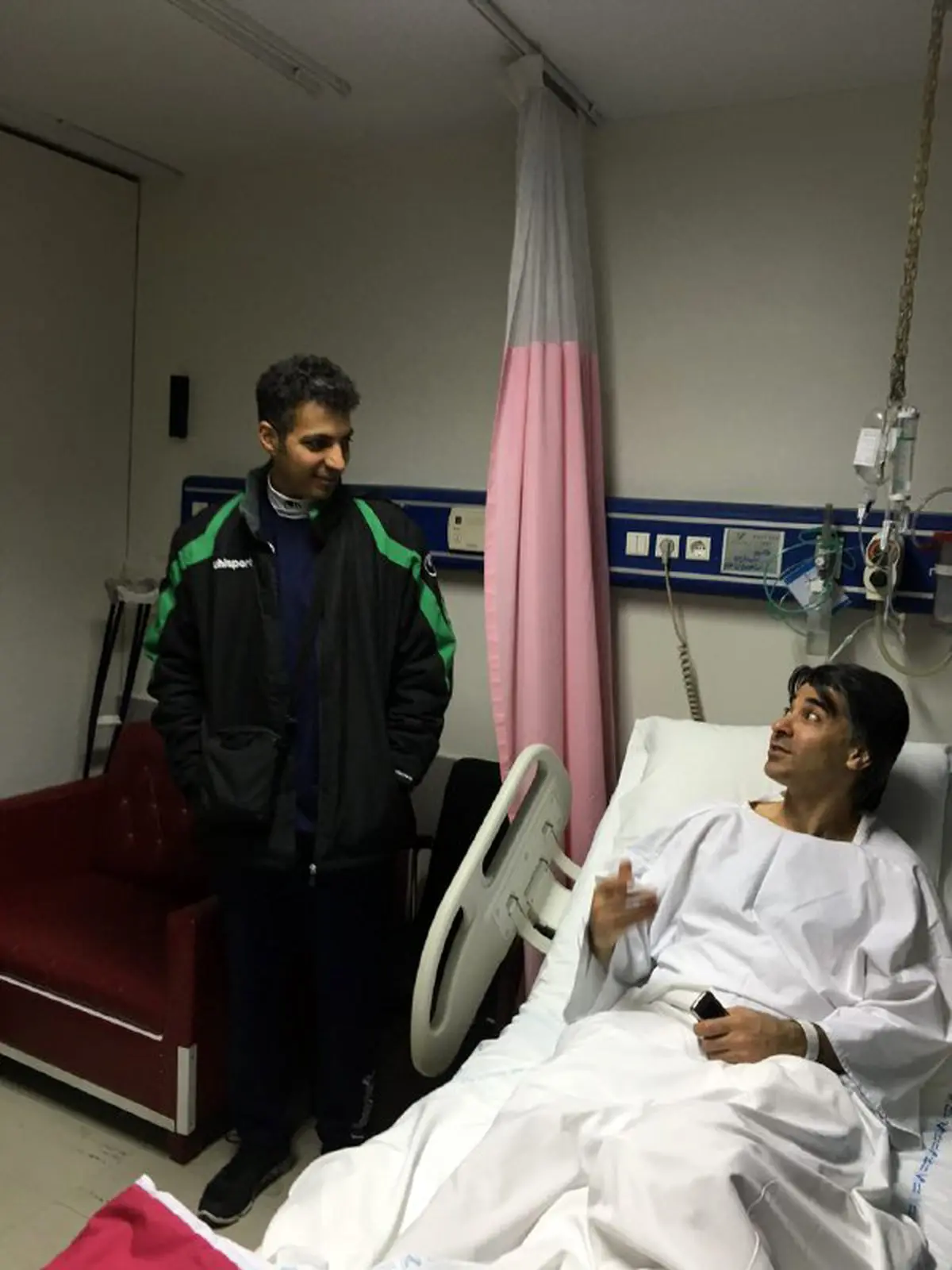 فردوسی‌پور بر بالین شمسایی/ عکس