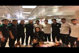 عکس یادگاری لیلا اوتادی با تیم فوتبال ذوب آهن در فرودگاه