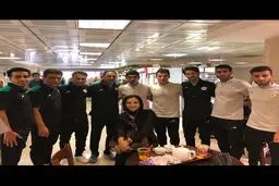 عکس یادگاری لیلا اوتادی با تیم فوتبال ذوب آهن در فرودگاه
