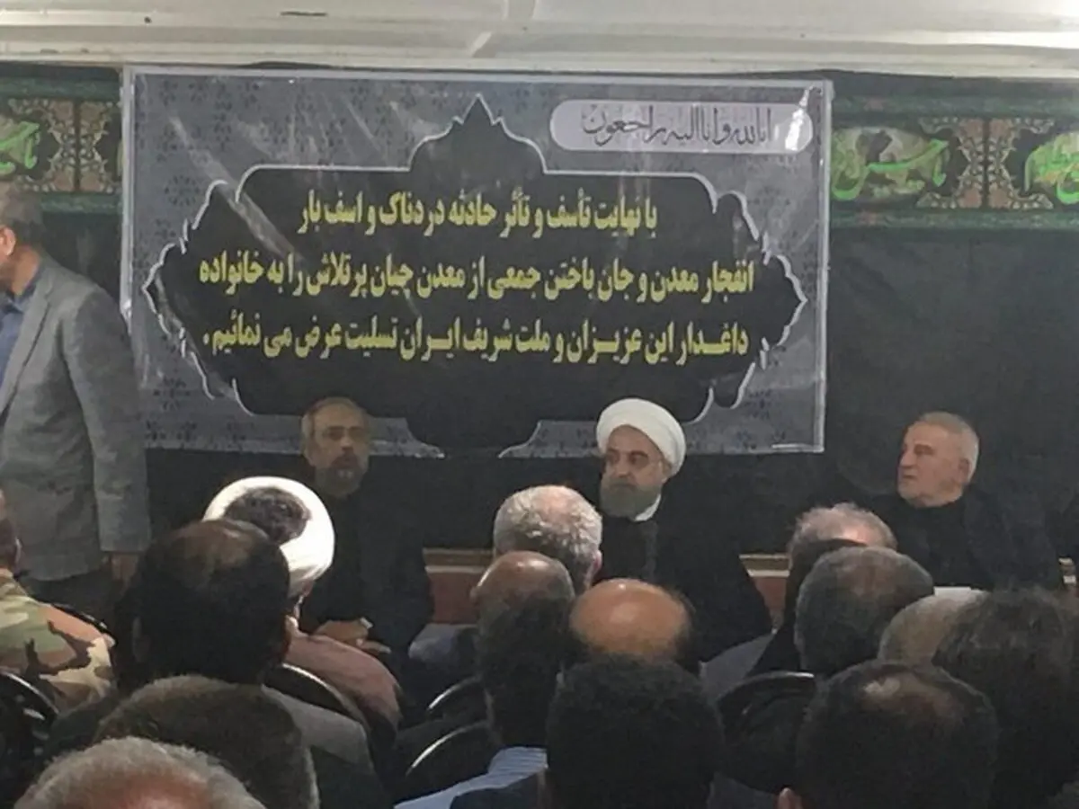 روحانی در جمع داغدیدگان حادثه معدن یورت/عکس