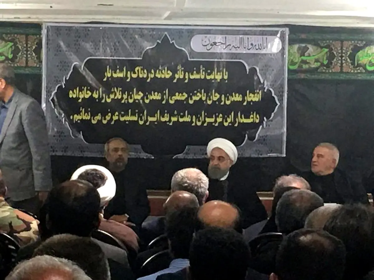 روحانی در جمع داغدیدگان حادثه معدن یورت/عکس